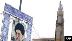 Un misil exhibido en una plaza de Teherán el 27 de septiembre de 2023. (Atta Kenare/AFP).