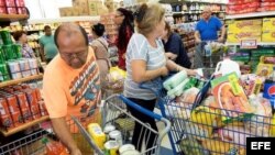 Varias personas compran víveres en un supermercado de Miami, Florida, Estados Unidos.