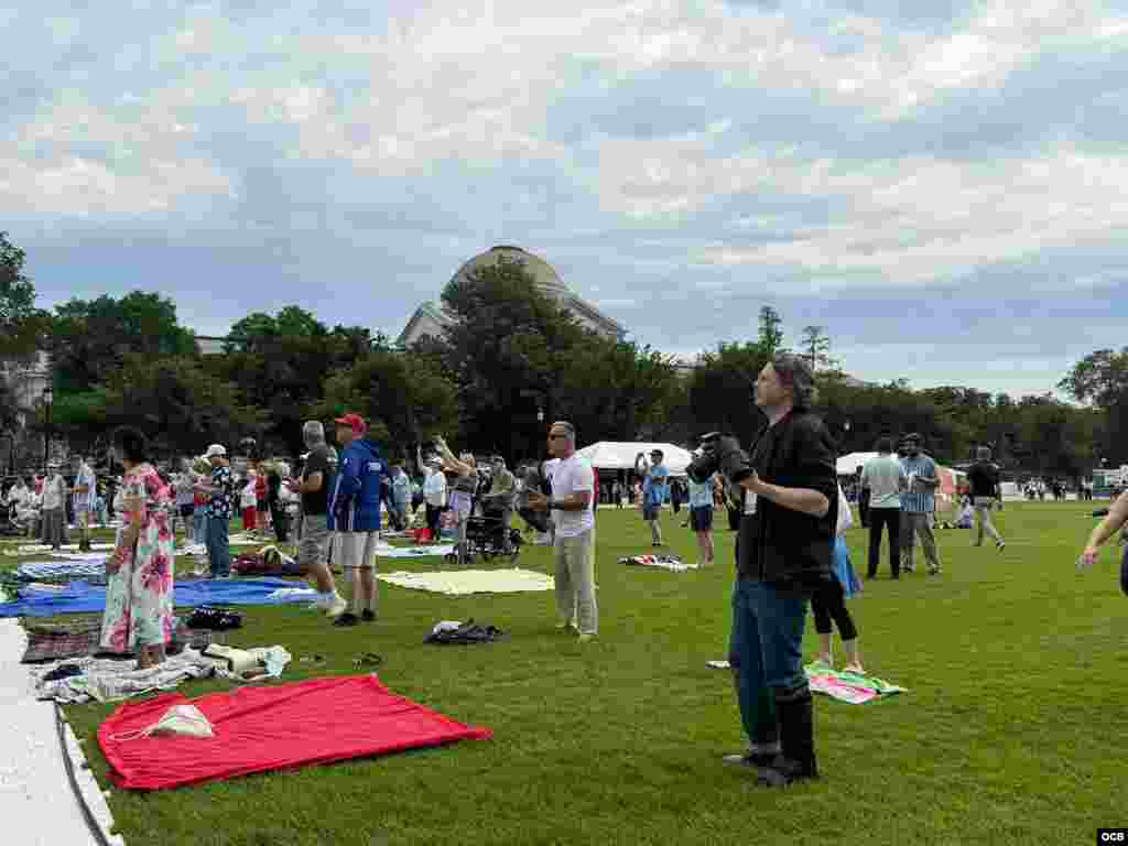 Estadounidenses se reúnen en el National Mall, en Washington D.C. para el acto de Rededicación del 250 Aniversario de la Independencia de EEUU.