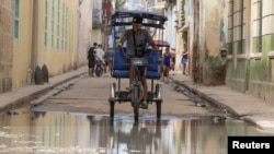 El derrame de aguas albañales y la acumulación de basura contribuyen a la proliferación de enfermedades transmisibles en Cuba. 