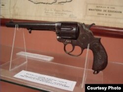 Revólver original Colt Frontier, Six Shooter, calibre 44 de seis balas, que fuera un regalo hecho a Martí por su amigo mexicano Manuel Mercado.