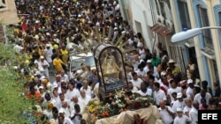 Cientos de personas participan el 08 de septiembre de 2013, en una peregrinación con la imagen de la Virgen de la Caridad del Cobre, patrona de Cuba, por las calles de un céntrico barrio de La Habana (Cuba) . 
