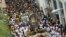 Cientos de personas participan el 08 de septiembre de 2013, en una peregrinación con la imagen de la Virgen de la Caridad del Cobre, patrona de Cuba, por las calles de un céntrico barrio de La Habana (Cuba) . 
