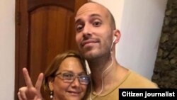 Anyelo Troya y su madre Raisa González Cantillo, el 24 de julio de 2021. (Imagen publicada en Facebook por el rapero El Funky).