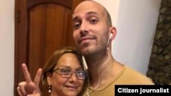 Anyelo Troya y su madre, el 24 de julio de 2021, cuando salió en libertad tras haber sido arrestado el 11 de julio en La Habana.