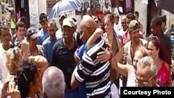 ARCHIVO.Al centro con camisa de listas Guillermo "Coco" Fariñas es uno de los opositores más reconocidos de Cuba. 