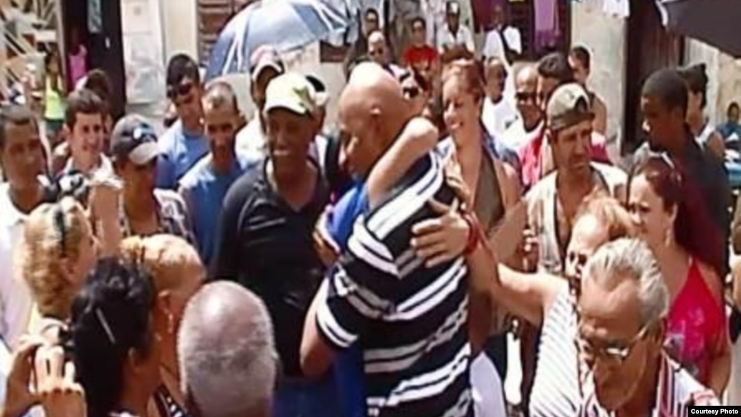 ARCHIVO.Al centro con camisa de listas Guillermo "Coco" Fariñas es uno de los opositores más reconocidos de Cuba. 