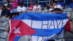 Cubanos en Puerto Rico sacan bandera cubana durante el Clásico
