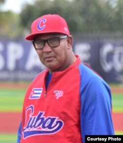 El entrenador de pitcheo del team Cuba femenino de béisbol, Oliver Tamayo, habría desertado.