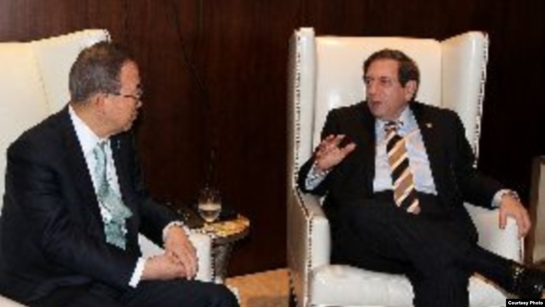 El secretario general de la ONU, Ban Ki Moon (i) y el canciller panameño, Fernando Núñez.