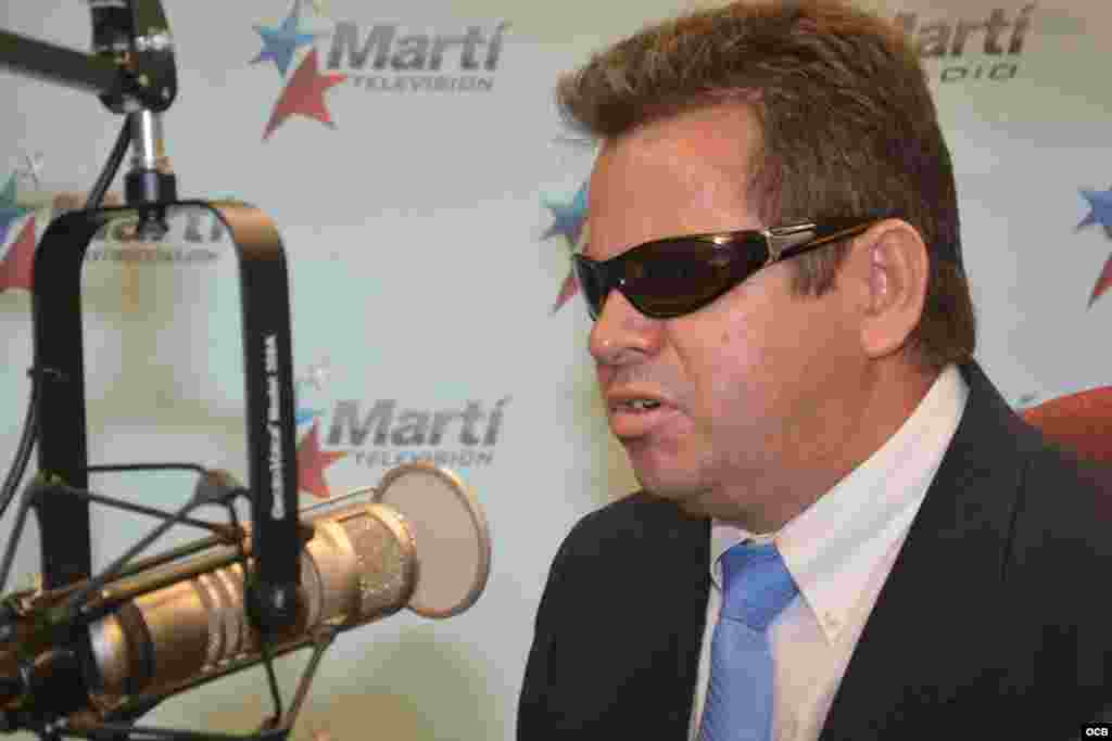 González Leiva en los estudios de Radio Martí. 