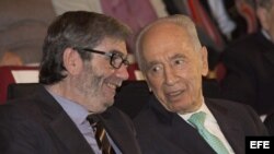 El escritor español Antonio Muñoz Molina (i) conversa con el presidente israelí Simón Peres (d) tras recibir el premio literario bienal de Jerusalén.