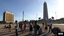 Varias personas se congregan el 30 de diciembre de 2014, en la Plaza de la Revolución de La Habana. 
