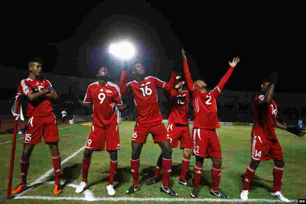 Los jugadores de Cuba celebran luego de un partido de la eliminatoria de la Concacaf para el Mundial Sub'20 de Turquía.