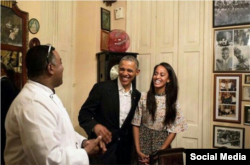 Obama saluda al chef de la paladar San Cristóbal.