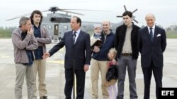 El presidente Francia, Francois Hollande, recibe a los periodistas que estuvieron secuestrados en Siria. 