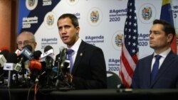 Guaidó aparece flanqueado por el embajador de Venezuela en Washington, DC, Carlos Vecchio, en Miami, el 1ro. de febrero del 2020. (Foto Roberto Koltún)