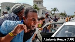Un hombre es arrestado durante las protestas del 11J en La Habana