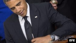 El presidente estadounidense, Barack Obama, firma la ley que otorga la Medalla de Oro del Congreso al legendario Regimiento 65 de Infantería durante una ceremonia que sirvió como homenaje a los veteranos que formaban parte de esta unidad, en la Casa Blanc