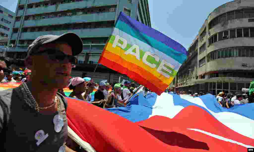 Cientos de personas con música, plumas y lentejuelas de todos los colores participan en una conga por los derechos LGTBI, en la 9 jornada contra la homofobia y la transfobia en Cuba.