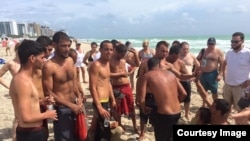Llegan balseros cubanos a playas de Miami.