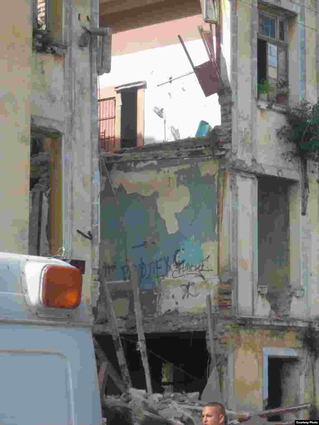 Derrumbe de edificio multifamiliar situado en la Calle Carmen entre Cortina y Figueroa del Reparto La Víbora 