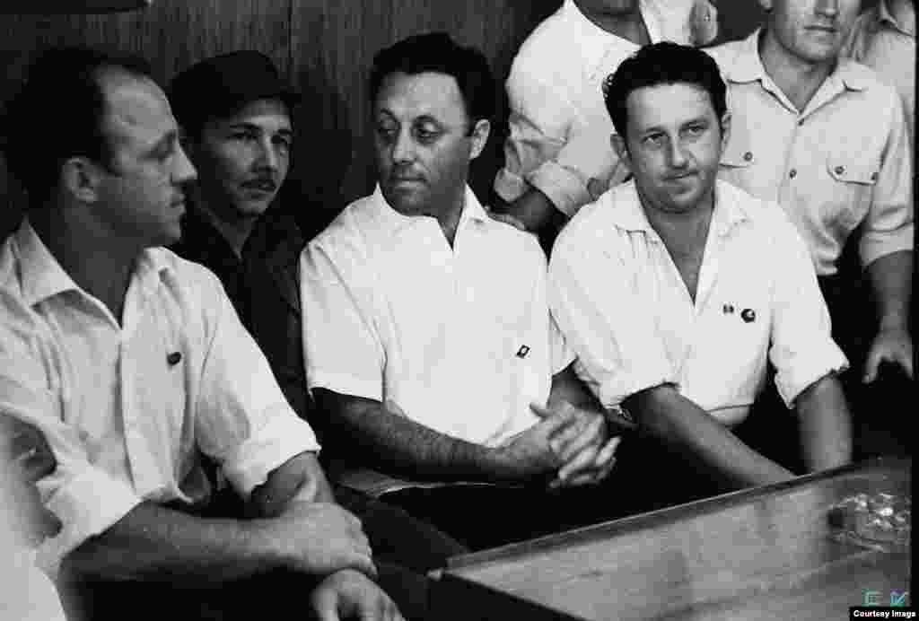 Raúl Castro con marinos soviéticos del buque Lgove en Banes