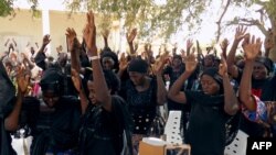 Familiares rezan por la liberación de las adolescentes desaparecidas, secuestradas por el grupo terrorista Boko Haram en Chibok, Nigeria.