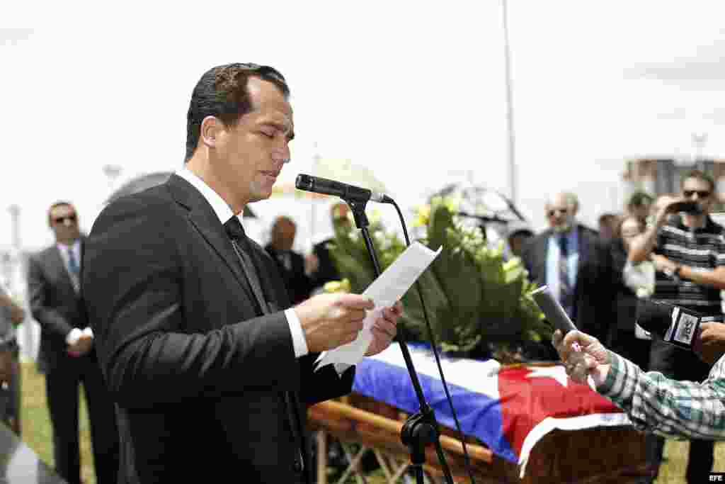 Huber Matos, nieto (c), lee un discurso durante el funeral del comandante de la revolución cubana Huber Matos, hoy, sábado 8 de marzo de 2014, en San José (Costa Rica).