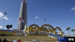 Obreros montan en La Habana el altar desde donde el Papa XVI oficiará una misa al aire libre. 