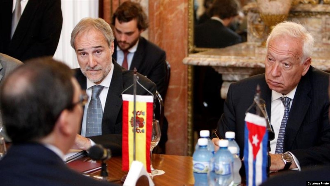 El ministro español de Asuntos Exteriores en funciones, José Manuel García-Margallo (d), se reúne con el canciller cubano, Bruno Rodríguez (espalda), y sus comitivas hoy lunes 16 de mayo de 2016, en La Habana (Cuba). García-Margallo coincidirá el lunes en