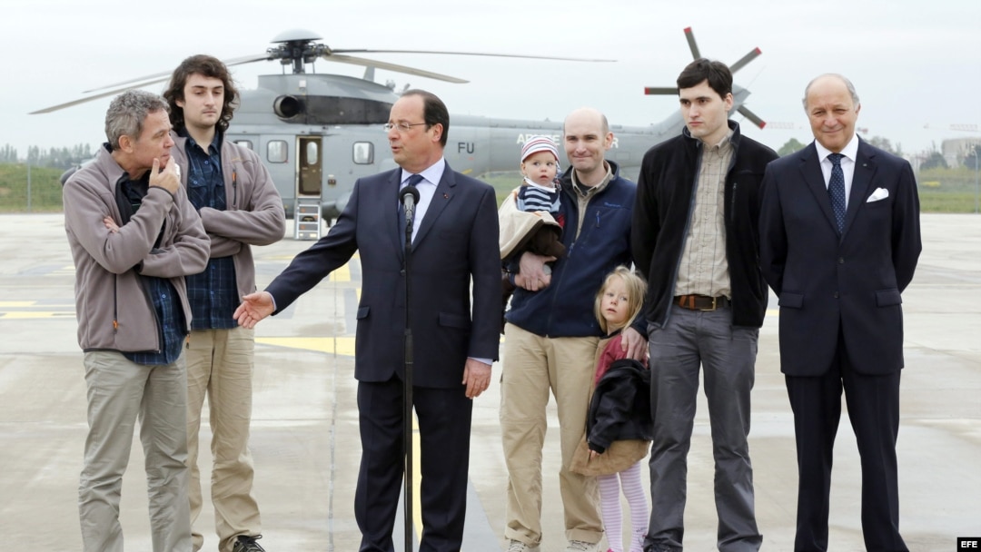 El presidente Francia, Francois Hollande, recibe a los periodistas que estuvieron secuestrados en Siria. 