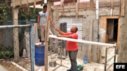 Habitantes trabajan en la construcción de su casa en La Habana (Cuba) 