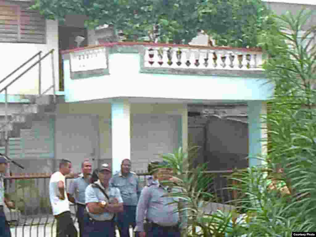 Oficiales de la policía nacional apostados frente a la vivienda de Beltrán Gamboa.