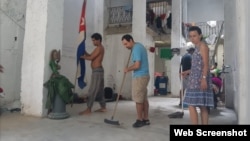 Miembros del Movimiento San Isidro dentro de la sede en la calle Damas de La Habana Vieja. 