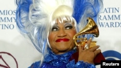 Celia Cruz cuando ganó el Grammy Latino por el mejor Álbum de Salsa en el 2002.  (Reuters/Archivo)