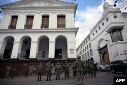 Las fuerzas de seguridad hacen guardia afuera del Palacio de Carondelet en Quito el 10 de enero de 2024, mientras Ecuador permanece en estado de emergencia luego de la fuga de prisión de un peligroso jefe narco.