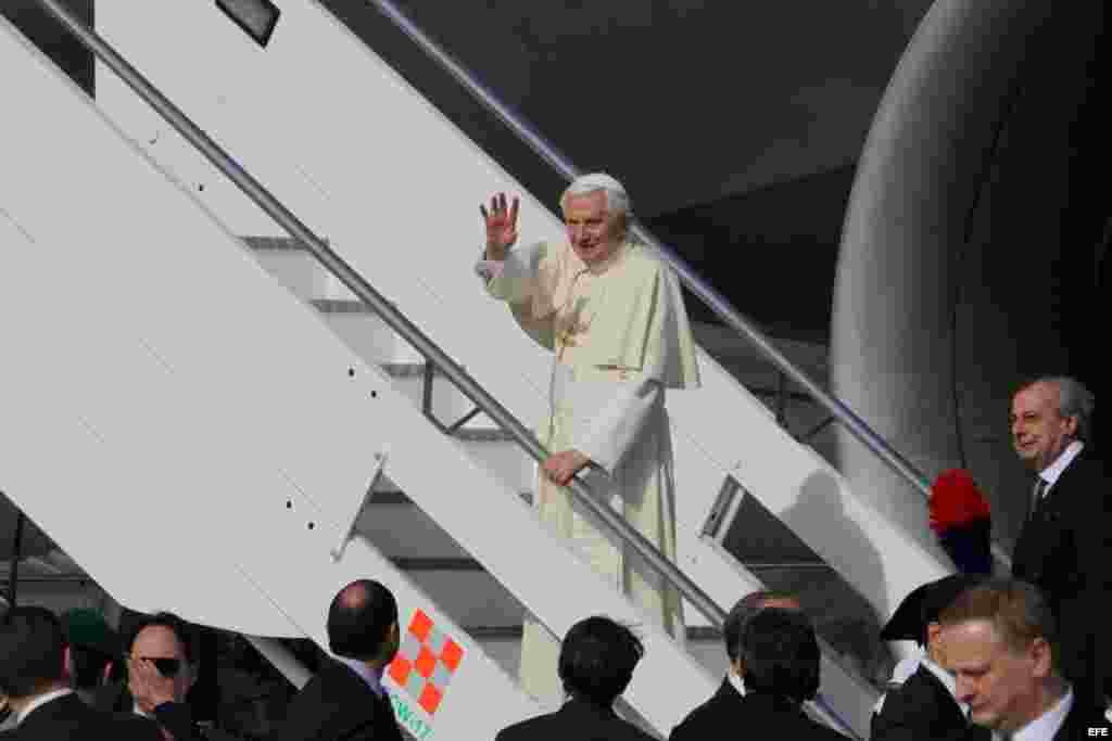El papa Benedicto XVI sube a un avi&oacute;n en el aeropuerto de Fiumicino en Roma Italia