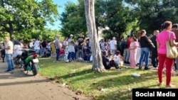 Caos y aglomeraciones en el nuevo centro de visados de España en La Habana