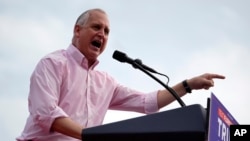 El representante Mario Díaz-Balart, republicano por Florida, habla en un mitin de campaña de Donald Trump en Miami, el 9 de julio de 2024, en Doral, Florida. (Foto AP/Rebecca Blackwell)