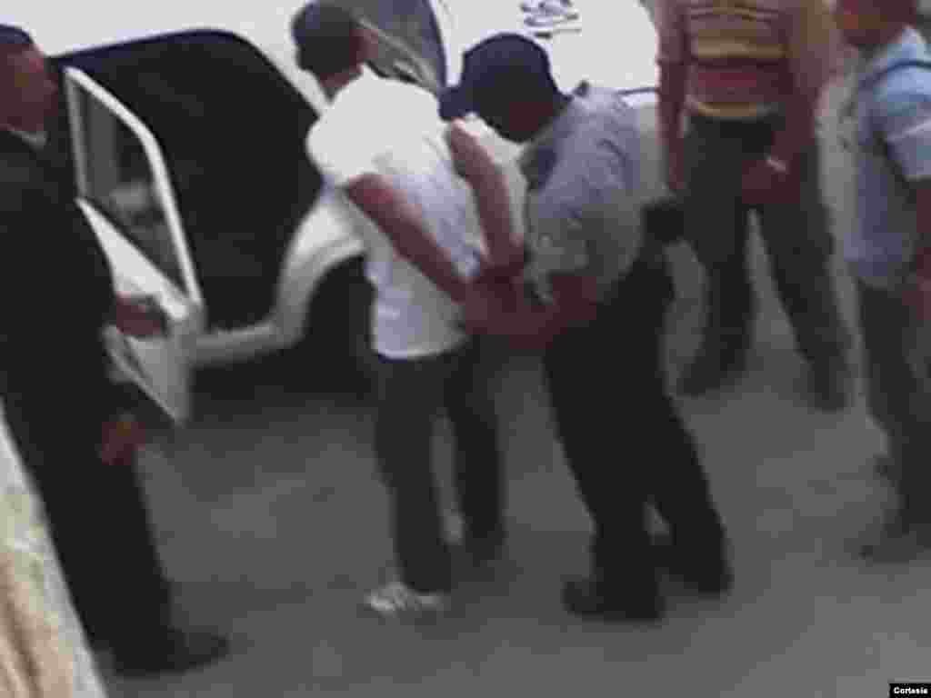 El opositor Karen de Jes&uacute;s es detenido por los agentes al negarse a permanecer en su casa en La Habana