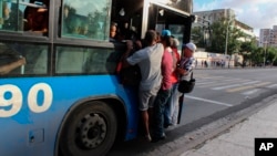 Las guaguas repletas en pleno corazón de La Habana (Foto: Ismael Francisco/AP)