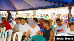 Cubanos esperan ser censados por las autoridades de Turbo, Colombia. Foto Alcaldía de Turbo.