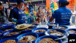 Migrantes venezolanos reciben comida en el refugio divina Providencia, en Cúcuta, Colombia. 