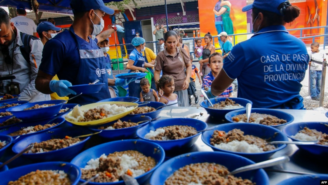 Migrantes venezolanos reciben comida en el refugio divina Providencia, en Cúcuta, Colombia. 