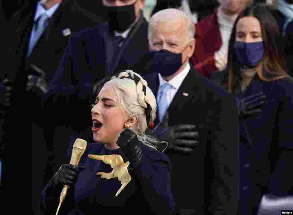 Lady Gaga canta el Himno Nacional durante la toma de posesión de Joe Biden como el 46&ordm; presidente de los Estados Unidos. REUTERS / Kevin Lamarque