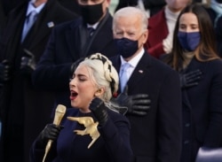 La cantante Lady Gaga canta el Himno Nacional durante la toma de posesión de Joe Biden como el 46º presidente de los Estados Unidos. REUTERS / Kevin Lamarque