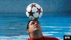 El cubano Jhoen Lefont en acción durante una prueba de dominio de balón en el agua.