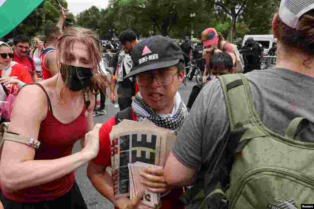 Los manifestantes pro palestinos reaccionan al spray de pimienta que usó la Policía del Capitolio de los Estados Unidos. REUTERS/Umit Bektas