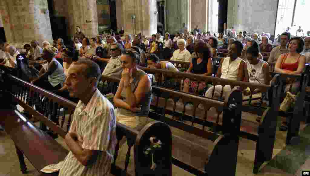 Feligreses cubanos durante una misa. La obra evangelizadora en el país es llevada por 180 sacerdotes diocesanos y 117 religiosos con el apoyo de 84 diáconos permanentes.